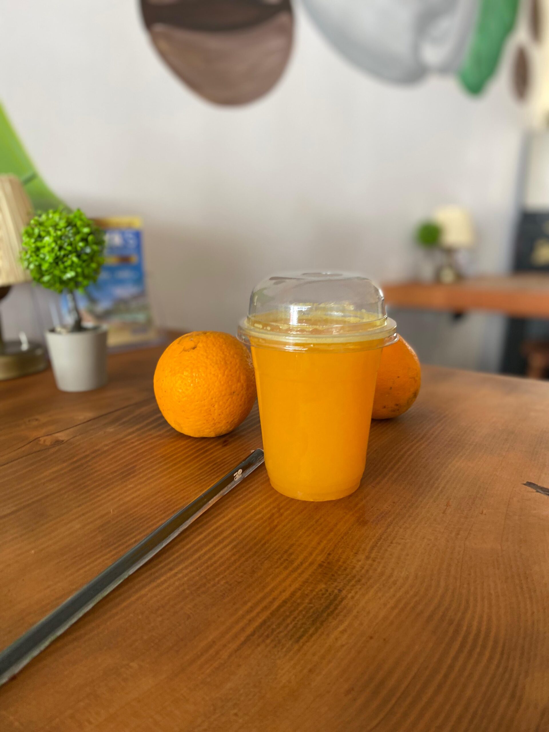 The Brother’s Coffee’s Alanya’da spatula ile hazırlanan çikolatalı tava dondurma, arka planda tatilciler ve yaz atmosferi