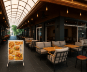 Cafe Life'ın açık oturma alanı, modern koltuklar ve ahşap masalarla dekore edilmiş ferah bir ortam.