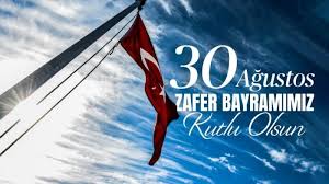 “Alanya’da 30 Ağustos Zafer Bayramı için fener alayına katılan vatandaşlar ellerinde Türk bayraklarıyla yürüyor”