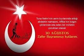 “Alanya’da 30 Ağustos Zafer Bayramı kutlamaları için fener alayına katılan kalabalık Türk bayraklarıyla yürüyor”