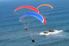 Dünya yamaç paraşütü sporcuları Alanya’da hedef yarışında gökyüzünü renklendiriyor.