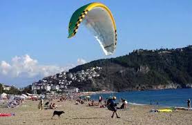 Adrenalin dolu anların yaşandığı Alanya Yamaç Paraşütü Dünya Şampiyonası'nda renkli paraşütler gökyüzünü kaplıyor.