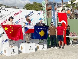 Alanya’da yamaç paraşütü yapan sporcular, gökyüzünde süzülüyor.