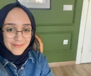 “Psikolog Feyza Fakıoğlu modern danışmanlık ofisinde bireysel terapi hizmeti sunarken.”