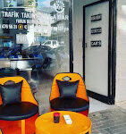 Çınar Rent A Car ofisinde park edilmiş kiralık araçlar, ön planda sedan ve SUV modelleri