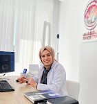 “Diş Hekimi Ümmü Topal’ın modern muayenehanesi ve diş tedavi ekipmanlarıyla hazırlanan klinik ortamı.”