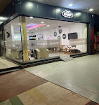 DEEP RentACar ofisinde park etmiş farklı kiralık araç modelleri, ön planda sedan ve SUV araçlar