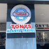 Tony’s Car Rental ofisinde park edilmiş kiralık araçlar, ön planda sedan ve SUV modelleri