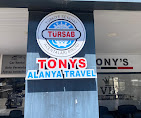 Tony’s Car Rental ofisinde park edilmiş kiralık araçlar, ön planda sedan ve SUV modelleri
