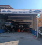 “Oto Mekaniker Özel Servis atölyesinde araç bakım ve tamir işlemleri yapılan profesyonel otomotiv servis alanı.”