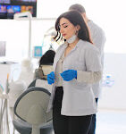 “Diş Hekimi Elnaz Yıldız muayenehanesi modern dental ekipmanlarla donatılmış muayene odası; diş sağlığı hizmeti sunan profesyonel klinik.”