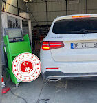 Alanya egzoz emisyon ölçüm istasyonunda aracın emisyon testi yapılırken çekilmiş görüntü