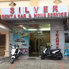 Silver Rent A Car ofisinde park edilmiş kiralık araçlar, ön planda sedan ve SUV modelleri