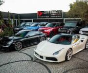 “Çobanoğlu Otomotiv araç satış showroomu, farklı marka ve modellerde otomobillerin sergilendiği modern iç mekân görüntüsü.”