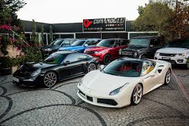 “Çobanoğlu Otomotiv araç satış showroomu, farklı marka ve modellerde otomobillerin sergilendiği modern iç mekân görüntüsü.”