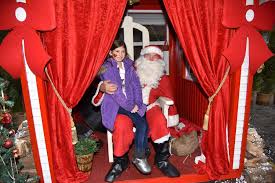 “Yılbaşı süsleri, kültürel stantlar ve hareketli kalabalıkla dolu Uluslararası Noel Pazarı’nın renkli atmosferi.”