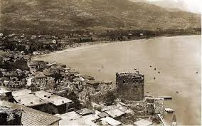 “Kızılkule’nin ön planda, Alanya’nın tarih ve doğa bütünlüğünün arka planda göründüğü Akdeniz manzarası.”