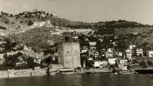 “Tarihi surlar ve Akdeniz’in mavisiyle birleşen Alanya silüeti; antik dönemlerden kalma izlerle modern şehir.”