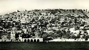 “Alanya’nın antik surlarıyla çevrili kale bölgesi ve yamaçlarda yükselen tarihi şehir dokusu.”