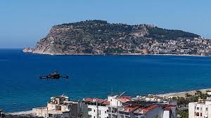 “Tarihi Alanya Kalesi’nin denize uzanan yarımadadaki görünümü ve çevresini saran Toros Dağları.”