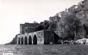 “Arkeologların dikkatle temizlediği eski dönemlere ait taş işçiliği kalıntıları.”