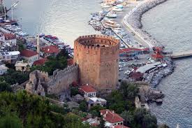 “Tarihi Alanya şehir merkezi ve kalenin panoramik manzarası; Helenistik, Selçuklu ve Osmanlı izleri bir arada.”
