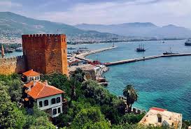 “Kızılkule’nin ön planda, Alanya limanı ve tarihi surların arka planda göründüğü manzara.”