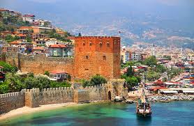 “Alanya’nın antik limanı ve çevresinde yükselen modern şehir yapılarının panoramik görünümü.”