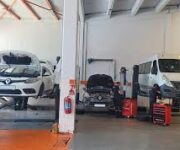 Tofaş Ford Renault Bakım Servisi’nde araçlara periyodik bakım ve onarım yapılırken çekilmiş görüntü