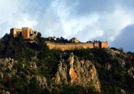 “Alanya Kalesi’nin surları ve Kızılkule ön planda, arka planda Akdeniz mavisi.”