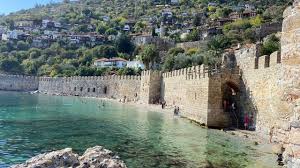 “Sarp kayalıklar üzerinde yükselen Alanya Kalesi ve etrafındaki tarihi yapılar; stratejik konumunun kanıtı.”