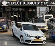 “Mevlüt Otomotiv showroomunda sergilenen farklı marka ve model araçların bulunduğu modern oto galeri görüntüsü.”