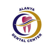“Alanya Dental Clinic modern muayene odası ve dental ekipmanlarla donatılmış profesyonel diş sağlığı merkezi.”