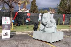 Bir heykeltıraşın açık alandaki sempozyum alanında büyük bir mermer bloğu oyarak heykel şeklini ortaya çıkardığı sahne.