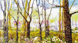 Sergi alanında modern ve klasik sanat eserlerinin sergilendiği, ziyaretçilerin ilgisini çeken Alanya manzaralı sahne.