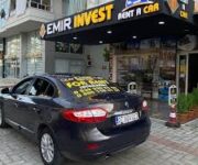 Emir Rent a Car ofisinde park etmiş çeşitli kiralık araçlar, ön planda sedan ve SUV modelleri