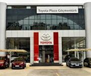 Toyota Plaza Göçmentürk showroom’unda sergilenen Toyota marka araçlar