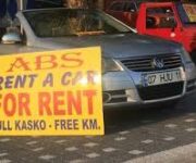 ABS Car Rental Alanya Konaklı ofisinde park edilmiş kiralık araçlar ve VIP transfer hizmeti aracı