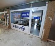 ALLİANZ ESLA Sigorta ofisinde sigorta danışmanları müşterilere hizmet verirken çekilmiş görüntü