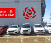 Roze Rent A Car ofisinde park edilmiş kiralık araçlar, ön planda sedan ve SUV modelleri