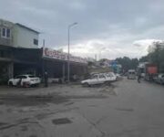 “Latif Oto Bakım servis alanında bakım ve onarım hizmeti verilen araçların bulunduğu modern oto servis görüntüsü.”