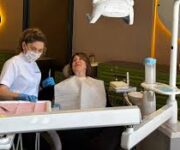 “Masal Dental Alanya Diş Kliniği modern muayene odası ve dental ekipmanlarla donatılmış profesyonel diş sağlığı merkezi.”