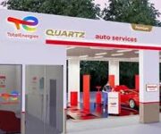 “TotalEnergies Quartz Auto Services – Özel Başarı Oto servis alanında bakım ve onarım işlemi yapılan aracın bulunduğu modern oto servis görüntüsü.”
