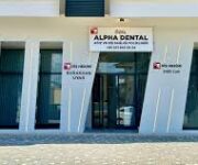 “Alpha Dental Ağız ve Diş Sağlığı Polikliniği modern diş üniti ve ileri teknoloji cihazlarla donatılmış tedavi odası.”