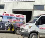 “Azim Auto Service servis alanında bakım ve onarım işlemi yapılan aracın bulunduğu modern oto servis görüntüsü.”