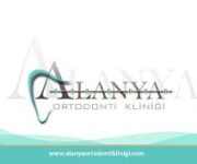 “Alanya Ortodonti Kliniği modern muayene odası ve ileri teknoloji ortodontik tedavi ekipmanları.”