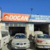 “Doğan Oto Tamir servis alanında araçların tamir ve bakım işlemlerinin uzman ekip tarafından yapıldığı oto servis görüntüsü.”