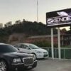 “İskenderhan Auto Plaza’nın modern araç satış alanında farklı marka ve modellerde otomobillerin sergilendiği oto plaza görüntüsü.”