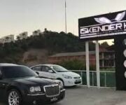 “İskenderhan Auto Plaza’nın modern araç satış alanında farklı marka ve modellerde otomobillerin sergilendiği oto plaza görüntüsü.”