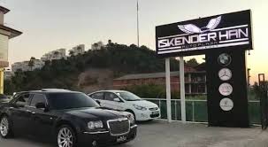 “İskenderhan Auto Plaza’nın modern araç satış alanında farklı marka ve modellerde otomobillerin sergilendiği oto plaza görüntüsü.”